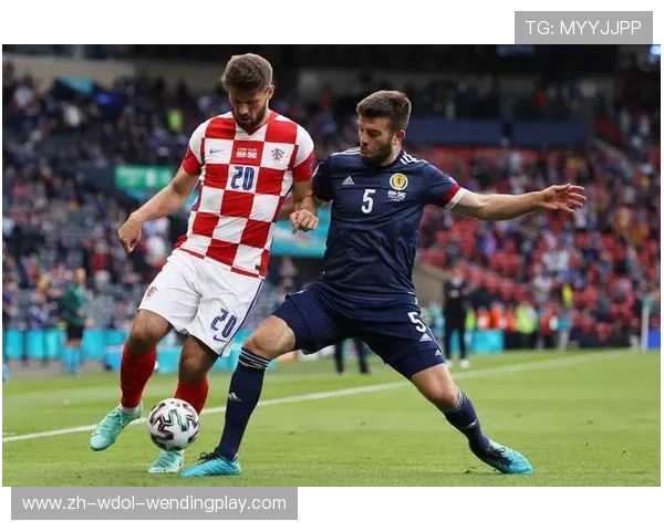 足球速度型边锋利用速度优势打破对方防线